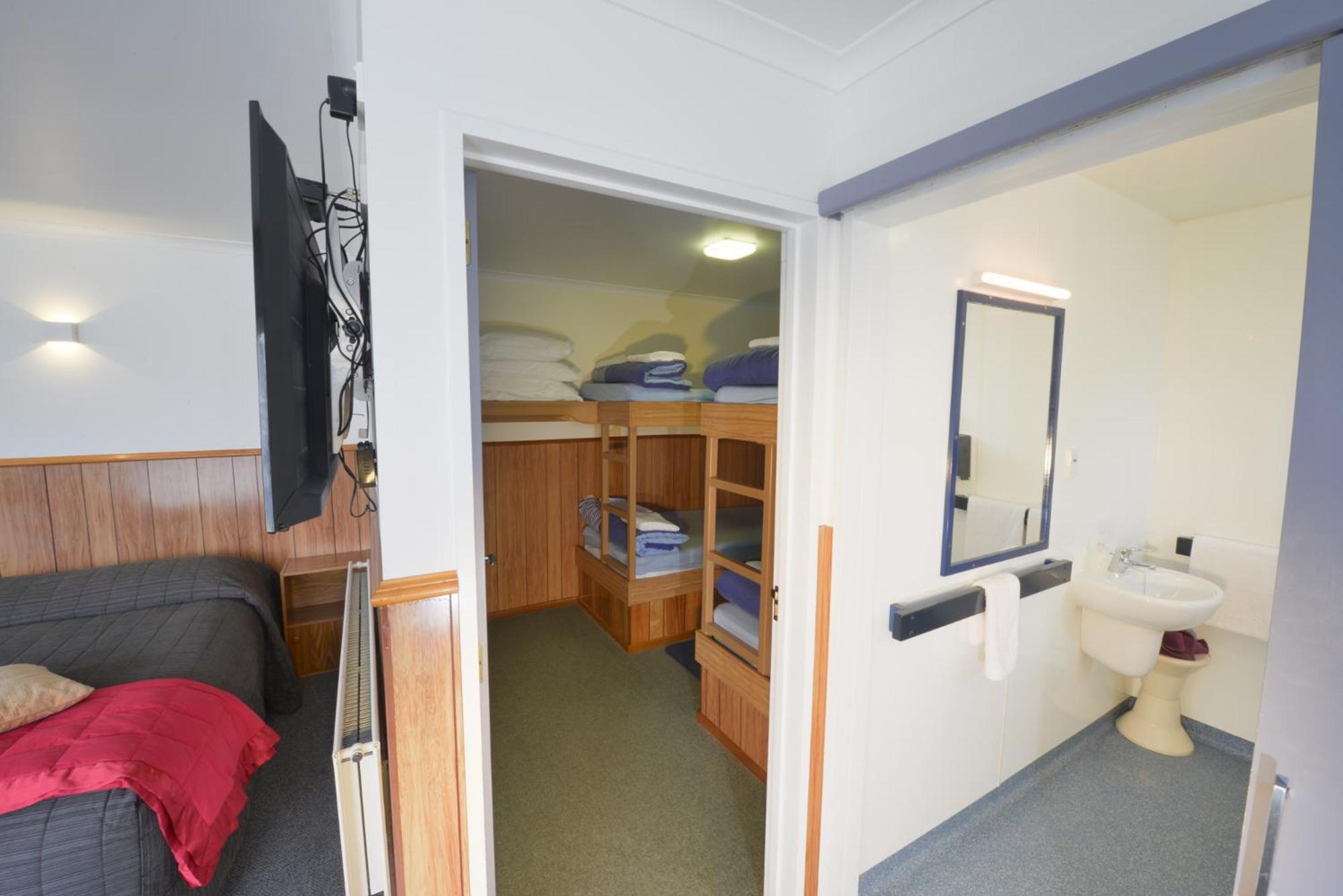 Wilderness Motel Accommodation Хааст Екстериор снимка